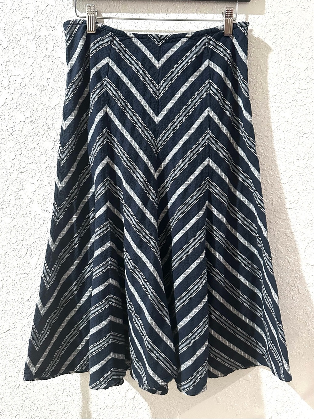 ! White Stag 100% Cotton size 10 Women's Navy and White Chevron Midi Skirt